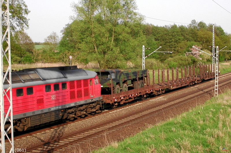 Bahn 061.jpg - Kurzgüterzug aus den in Waren gesehenen Güterwagen auf der Strecke Waren - Güstrow (güterwagen)